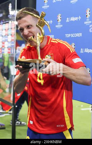 Berlin, Allemagne. 14 juillet 2024. L'Espagnol Dani Olmo célèbre avec le trophée du meilleur buteur après la finale de l'UEFA Euro 2024 entre l'Angleterre et l'Espagne à Berlin, en Allemagne, le 14 juillet 2024. Crédit : Zhang Fan/Xinhua/Alamy Live News Banque D'Images