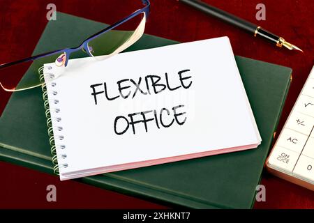 Symbole de bureau flexible. Mots conceptuels Bureau flexible sur une page blanche d'un cahier Banque D'Images