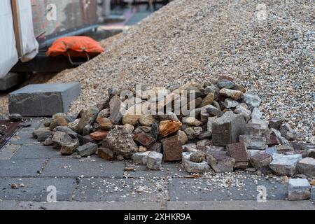 Une montagne de gravats et les restes de vieux pavés sur un chantier de construction Banque D'Images