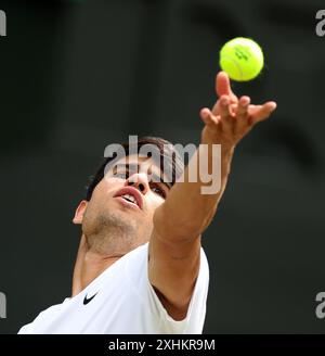 Londres, Grande-Bretagne. 14 juillet 2024. Carlos Alcaraz participe à la finale masculine en simple entre Carlos Alcaraz, d'Espagne, et Novak Djokovic, de Serbie, au championnat de tennis de Wimbledon à Londres, Grande-Bretagne, le 14 juillet 2024. Crédit : Li Ying/Xinhua/Alamy Live News Banque D'Images