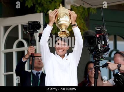 Londres, Grande-Bretagne. 14 juillet 2024. Carlos Alcaraz remporte le trophée après avoir remporté la finale masculine en simple entre Carlos Alcaraz, d'Espagne, et Novak Djokovic, de Serbie, au championnat de tennis de Wimbledon à Londres, en Grande-Bretagne, le 14 juillet 2024. Crédit : Li Ying/Xinhua/Alamy Live News Banque D'Images