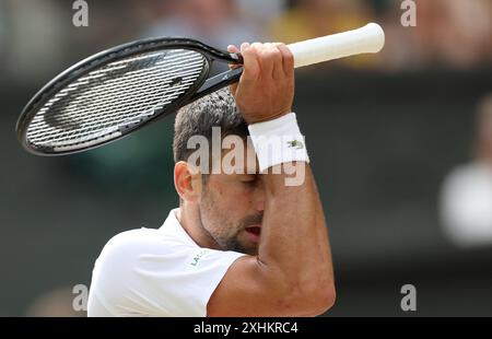 Londres, Grande-Bretagne. 14 juillet 2024. Novak Djokovic réagit lors de la finale masculine en simple entre Carlos Alcaraz, d'Espagne, et Novak Djokovic, de Serbie, au championnat de tennis de Wimbledon à Londres, Grande-Bretagne, le 14 juillet 2024. Crédit : Li Ying/Xinhua/Alamy Live News Banque D'Images