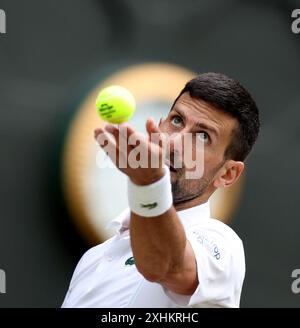 Londres, Grande-Bretagne. 14 juillet 2024. Novak Djokovic sert lors de la finale masculine en simple entre Carlos Alcaraz d'Espagne et Novak Djokovic de Serbie au championnat de tennis de Wimbledon à Londres, Grande-Bretagne, le 14 juillet 2024. Crédit : Li Ying/Xinhua/Alamy Live News Banque D'Images