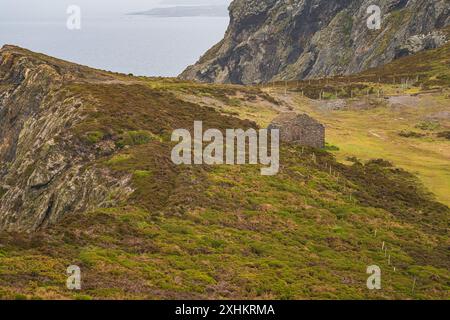 Une cabane en pierre abandonnée et la côte de la mer d'Irlande à Bradda Head, près de Port Erin, Rushen, île de Man Banque D'Images