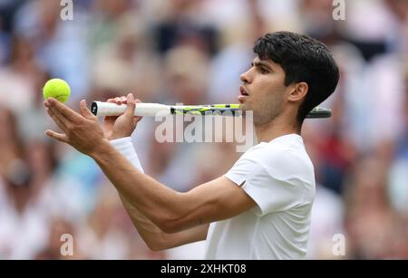 Londres, Grande-Bretagne. 14 juillet 2024. Carlos Alcaraz participe à la finale masculine en simple entre Carlos Alcaraz d'Espagne et Novak Djokovic de Serbie au championnat de tennis de Wimbledon à Londres, Grande-Bretagne, le 14 juillet 2024. Crédit : Li Ying/Xinhua/Alamy Live News Banque D'Images