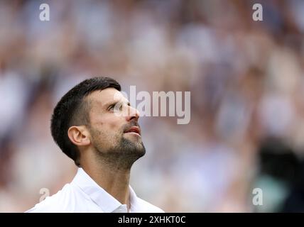 Londres, Grande-Bretagne. 14 juillet 2024. Novak Djokovic réagit lors de la finale masculine en simple entre Carlos Alcaraz, d'Espagne, et Novak Djokovic, de Serbie, au championnat de tennis de Wimbledon à Londres, Grande-Bretagne, le 14 juillet 2024. Crédit : Li Ying/Xinhua/Alamy Live News Banque D'Images