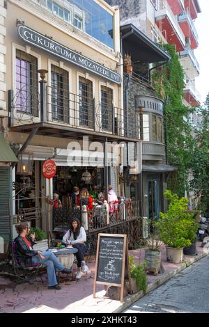 Turquie, Istanbul, Pera, jeunes sur la terrasse d'un café installé dans une vieille maison à Cukurcuma, le quartier des antiquités Banque D'Images