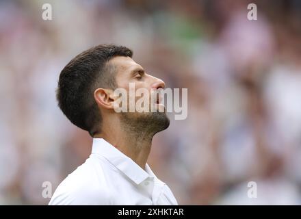 Londres, Grande-Bretagne. 14 juillet 2024. Novak Djokovic réagit lors de la finale masculine en simple entre Carlos Alcaraz, d'Espagne, et Novak Djokovic, de Serbie, au championnat de tennis de Wimbledon à Londres, Grande-Bretagne, le 14 juillet 2024. Crédit : Li Ying/Xinhua/Alamy Live News Banque D'Images