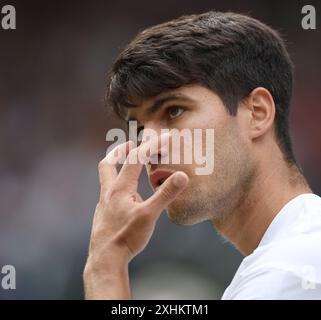 Londres, Grande-Bretagne. 14 juillet 2024. Carlos Alcaraz réagit lors de la finale masculine en simple entre Carlos Alcaraz, d'Espagne, et Novak Djokovic, de Serbie, au championnat de tennis de Wimbledon à Londres, Grande-Bretagne, le 14 juillet 2024. Crédit : Li Ying/Xinhua/Alamy Live News Banque D'Images