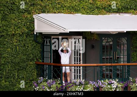 Londres, Grande-Bretagne. 14 juillet 2024. Carlos Alcaraz remporte le trophée après avoir remporté la finale masculine en simple entre Carlos Alcaraz, d'Espagne, et Novak Djokovic, de Serbie, au championnat de tennis de Wimbledon à Londres, en Grande-Bretagne, le 14 juillet 2024. Crédit : Han Yan/Xinhua/Alamy Live News Banque D'Images