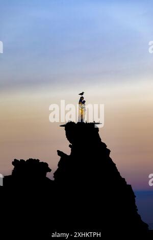 France, Pyrénées Atlantiques, pays Basque, Biarritz, le rocher de la Vierge, statue de la Vierge Marie et l'enfant au coucher du soleil Banque D'Images