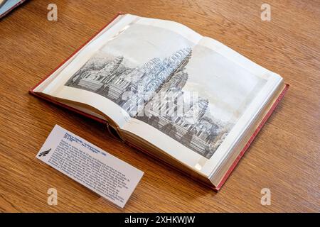France, Paris, le Collège de France, la salle de réunion des professeurs, livres anciens liés à l'histoire du collège, voyage au Cambodge, 1880 by Banque D'Images