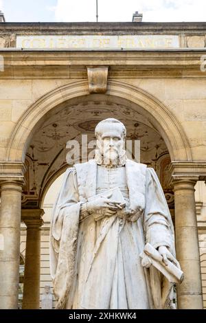 France, Paris, le Collège de France, statue de Guillaume Bude Banque D'Images