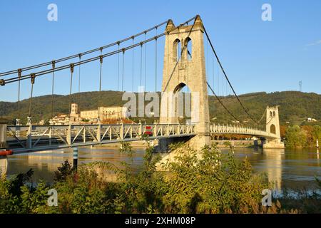 France, Ardèche, la Voulte sur Rhône, petite ville sur les rives du Rhône, pont suspendu sur le Rhône et château Banque D'Images