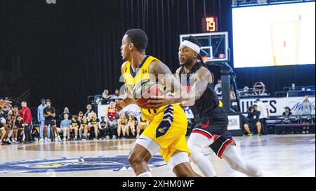 Edmonton, Canada. 09 juillet 2024. Edmonton Stinger a intenté en 2024 une action CEBL contre le Calgary Surge au Edmonton Expo Centre à Edmonton, en Alberta. Note finale : Calgary Surge (7-7) 87:58 Edmonton Stingers (11-5) crédit : SOPA images Limited/Alamy Live News Banque D'Images