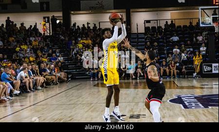 Edmonton, Canada. 09 juillet 2024. Edmonton Stinger a intenté en 2024 une action CEBL contre le Calgary Surge au Edmonton Expo Centre à Edmonton, en Alberta. Note finale : Calgary Surge (7-7) 87:58 Edmonton Stingers (11-5) crédit : SOPA images Limited/Alamy Live News Banque D'Images