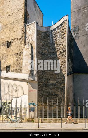 France, Paris, rue du Louvre, vestiges du mur d'enceinte de Philippe Auguste Banque D'Images