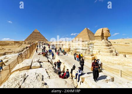 Egypte, le Caire, Gizeh, classée au Patrimoine mondial de l'UNESCO, le Sphinx en face des pyramides de Khafra et de Khéops Banque D'Images