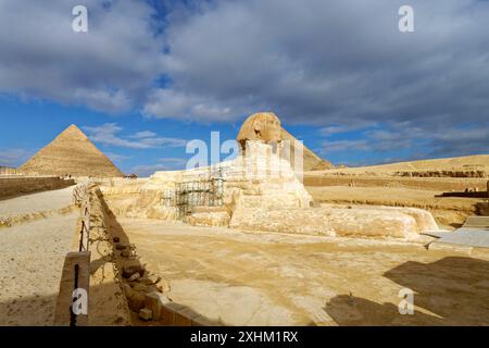 Egypte, le Caire, Gizeh, classée au Patrimoine mondial de l'UNESCO, le Sphinx en face des pyramides de Khafra et de Khéops Banque D'Images