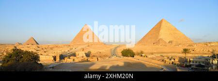 Egypte, le Caire, Gizeh, classée au Patrimoine mondial de l'UNESCO, le Sphinx devant les pyramides de Menkaure, Chephren et Cheops Banque D'Images