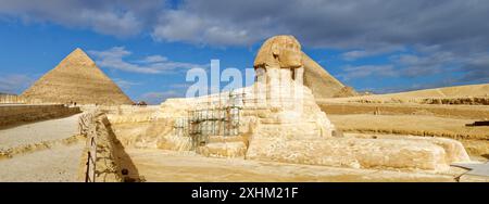 Egypte, le Caire, Gizeh, classée au Patrimoine mondial de l'UNESCO, le Sphinx en face des pyramides de Khafra et de Khéops Banque D'Images