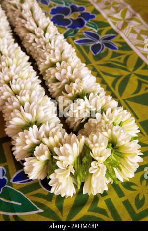 Polynésie française, île de Tahiti, Papeete, couronne de fleurs de tiare placées sur un étoffe polynésienne traditionnelle sur un étal du marché municipal Banque D'Images