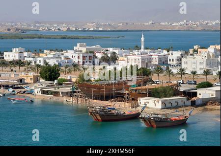 Sultanat d'Oman, Ash Sharqiyah South Governorate, ville et port de sur, chantiers navals de construction artisanale de boutres Banque D'Images