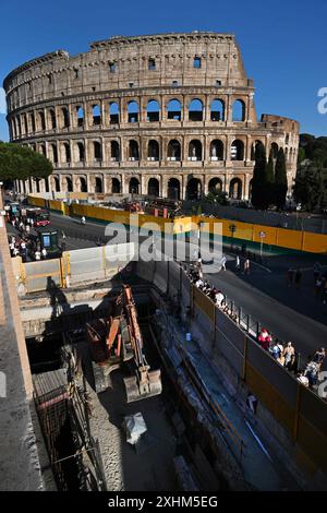 La construction d'un important centre souterrain est en cours près du Colisée de Rome, en Italie, le 2024 juillet pour compléter la troisième ligne de métro de Rome, qui reliera les deux principales basiliques de la ville, Saint-Pierre et Saint-Jean-de-Latran, et disséquera le cœur du centre riche en art. - Les projets de travaux publics du pré-Jubilé ont submergé Rome, avec des chantiers de construction éclairés par les inondations fonctionnant 24 heures sur 24, des bandes entières de boulevards centraux déroutés et la circulation arnaquant les rues déjà obstruées de la ville. La frénésie du travail a tourmenté la circulation, à la fureur des résidents, et a laissé certains visiteurs cet été se sentir timide Banque D'Images
