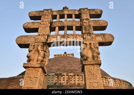 Inde, Madhya Pradesh, site du patrimoine mondial de l'UNESCO, Sanchi, Torana Ouest Banque D'Images