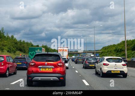 Files d'attente sur l'autoroute M25 en direction du tunnel de Dartford dans le Kent, Royaume-Uni. Congestion. Longs retards à l'approche de Dartford Crossing Banque D'Images