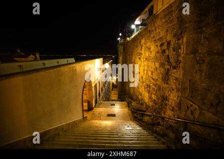 Marches nocturnes sur la Rua Norberto de Araújo menant à Alfama - Lisbonne, Portugal Banque D'Images