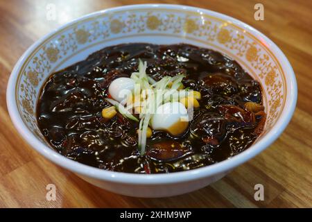 Le Jajangmyeon est un plat chinois de style coréen Banque D'Images