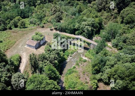 Scigliano, Italie. 12 juillet 2024. Dans la province de Cosenza, en Calabre, une petite ville appelée Scigliano est traversée par la rivière Savuto, au-dessus de laquelle se trouve l'ancien Ponte di Annibale ou Ponte di S. Angelo. Diverses preuves archéologiques montrent que le pont, aujourd'hui monument historique national, est en cours de construction entre 131 et 121 av. J.-C., et est l'un des plus anciens ponts d'Italie. (Photo de Massimo Valicchia/NurPhoto) crédit : NurPhoto SRL/Alamy Live News Banque D'Images