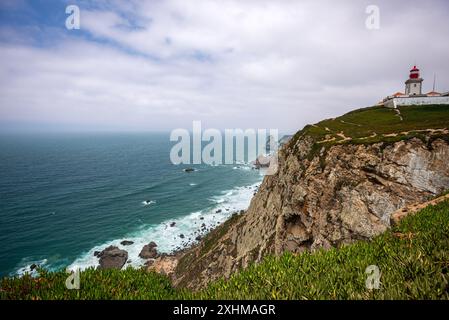 Belles falaises et phare surplombant l'océan Atlantique à Cabo da Roca - Sintra, Portugal Banque D'Images