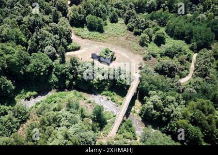 Scigliano, Italie. 12 juillet 2024. Dans la province de Cosenza, en Calabre, une petite ville appelée Scigliano est traversée par la rivière Savuto, au-dessus de laquelle se trouve l'ancien Ponte di Annibale ou Ponte di S. Angelo. Diverses preuves archéologiques montrent que le pont, aujourd'hui monument historique national, est en cours de construction entre 131 et 121 av. J.-C., et est l'un des plus anciens ponts d'Italie. (Photo de Massimo Valicchia/NurPhoto) crédit : NurPhoto SRL/Alamy Live News Banque D'Images