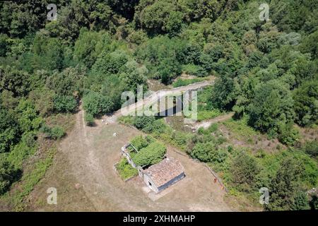 Scigliano, Italie. 21 mai 2024. Dans la province de Cosenza, en Calabre, une petite ville appelée Scigliano est traversée par la rivière Savuto, au-dessus de laquelle se trouve l'ancien Ponte di Annibale ou Ponte di S. Angelo. Diverses preuves archéologiques montrent que le pont, aujourd'hui monument historique national, est en cours de construction entre 131 et 121 av. J.-C., et est l'un des plus anciens ponts d'Italie. (Photo de Massimo Valicchia/NurPhoto) crédit : NurPhoto SRL/Alamy Live News Banque D'Images