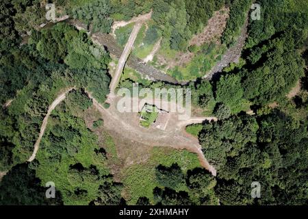 Scigliano, Italie. 12 juillet 2024. Dans la province de Cosenza, en Calabre, une petite ville appelée Scigliano est traversée par la rivière Savuto, au-dessus de laquelle se trouve l'ancien Ponte di Annibale ou Ponte di S. Angelo. Diverses preuves archéologiques montrent que le pont, aujourd'hui monument historique national, est en cours de construction entre 131 et 121 av. J.-C., et est l'un des plus anciens ponts d'Italie. (Photo de Massimo Valicchia/NurPhoto) crédit : NurPhoto SRL/Alamy Live News Banque D'Images