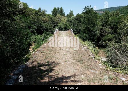 Scigliano, Italie. 12 juillet 2024. Dans la province de Cosenza, en Calabre, une petite ville appelée Scigliano est traversée par la rivière Savuto, au-dessus de laquelle se trouve l'ancien Ponte di Annibale ou Ponte di S. Angelo. Diverses preuves archéologiques montrent que le pont, aujourd'hui monument historique national, est en cours de construction entre 131 et 121 av. J.-C., et est l'un des plus anciens ponts d'Italie. (Photo de Massimo Valicchia/NurPhoto) crédit : NurPhoto SRL/Alamy Live News Banque D'Images