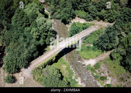 Scigliano, Italie. 12 juillet 2024. Dans la province de Cosenza, en Calabre, une petite ville appelée Scigliano est traversée par la rivière Savuto, au-dessus de laquelle se trouve l'ancien Ponte di Annibale ou Ponte di S. Angelo. Diverses preuves archéologiques montrent que le pont, aujourd'hui monument historique national, est en cours de construction entre 131 et 121 av. J.-C., et est l'un des plus anciens ponts d'Italie. (Photo de Massimo Valicchia/NurPhoto) crédit : NurPhoto SRL/Alamy Live News Banque D'Images