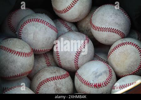 Une pile de vieilles balles de baseball Banque D'Images