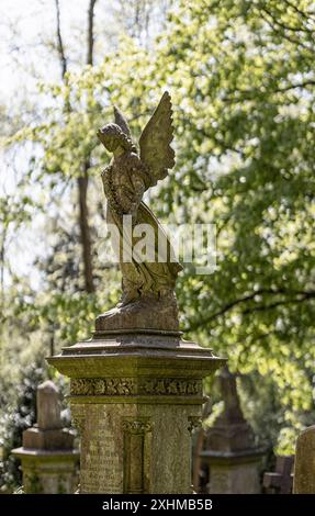 Une pierre, ange sculpté sur le dessus d'une tombe dans le cimetière de Highgate, Londres, Royaume-Uni Banque D'Images