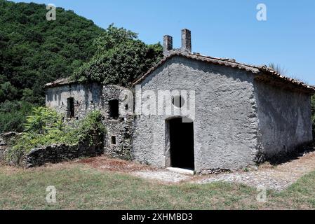 Scigliano, Italie. 12 juillet 2024. Par conséquent, puisque le diable cache des trésors comme le Dieu Pluton, les gens cherchent des trésors autour de lui, et j’aime imaginer qu’ils sont encore là aujourd’hui. (Photo de Massimo Valicchia/NurPhoto)0 crédit : NurPhoto SRL/Alamy Live News Banque D'Images