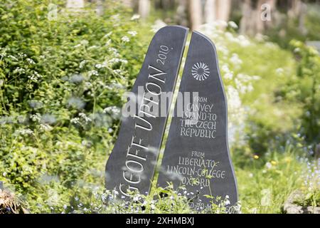 Une pierre tombale de conception contemporaine entourée de feuillage vert dans le cimetière de Highgate, Londres, Royaume-Uni Banque D'Images