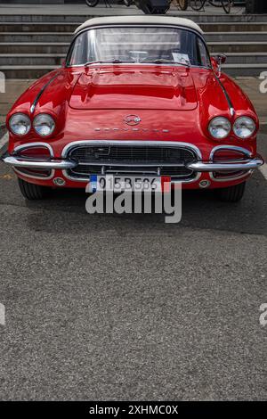 Red cabriolet Chevrolet Corvette 1962 sur l'événement Classic Cars à Pomorie, Bulgarie Banque D'Images