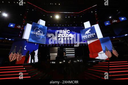 Milwaukee, Wi, États-Unis. 14 juillet 2024. Le RNC à Milwaukee a mis la scène principale alors que les dignitaires arrivent pour le contrôle du son, un jour avant que la réunion de la Convention nationale républicaine avec les délégués à la place du district de Deer à l'intérieur du Forum Fiserv commence lundi 15 juillet. (Crédit image : © Pat A. Robinson/ZUMA Press Wire) USAGE ÉDITORIAL SEULEMENT! Non destiné à UN USAGE commercial ! Banque D'Images