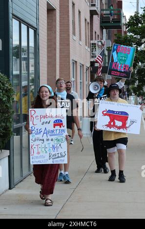 Milwaukee, Wi, États-Unis. 14 juillet 2024. Un petit groupe de manifestants avec des pancartes concernant le droit à l'avortement qui lisent BABY KILLER marchent le long de East Chicago Street à l'extérieur du Summerfest Grounds où une fête de bienvenue du RNC avait lieu. (Crédit image : © Pat A. Robinson/ZUMA Press Wire) USAGE ÉDITORIAL SEULEMENT! Non destiné à UN USAGE commercial ! Banque D'Images