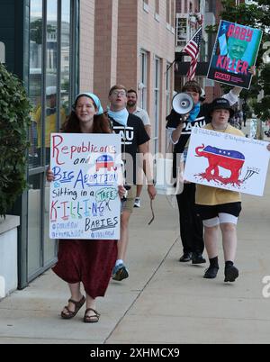 Milwaukee, Wi, États-Unis. 14 juillet 2024. Un petit groupe de manifestants avec des pancartes concernant le droit à l'avortement qui lisent BABY KILLER marchent le long de East Chicago Street à l'extérieur du Summerfest Grounds où une fête de bienvenue du RNC avait lieu. (Crédit image : © Pat A. Robinson/ZUMA Press Wire) USAGE ÉDITORIAL SEULEMENT! Non destiné à UN USAGE commercial ! Banque D'Images