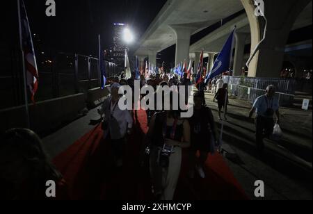 Milwaukee, Wi, États-Unis. 14 juillet 2024. Les fêtards du RNC quittent la fête de bienvenue au Henry Maier Festival Park sur le terrain du Summerfest dès que la pluie commence. (Crédit image : © Pat A. Robinson/ZUMA Press Wire) USAGE ÉDITORIAL SEULEMENT! Non destiné à UN USAGE commercial ! Banque D'Images