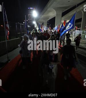 Milwaukee, Wi, États-Unis. 14 juillet 2024. Les fêtards du RNC quittent la fête de bienvenue au Henry Maier Festival Park sur le terrain du Summerfest dès que la pluie commence. (Crédit image : © Pat A. Robinson/ZUMA Press Wire) USAGE ÉDITORIAL SEULEMENT! Non destiné à UN USAGE commercial ! Banque D'Images