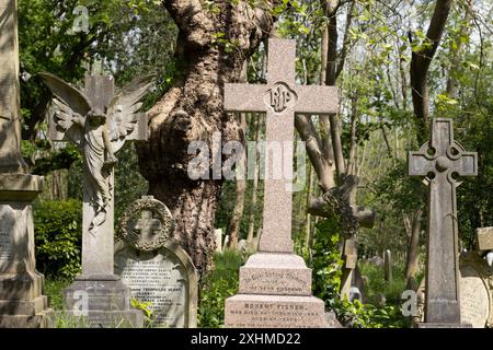 Plusieurs styles différents de croix de pierre marquent des tombes dans le cimetière de Highgate, Londres, Royaume-Uni Banque D'Images